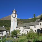 wir laufen durch die malerischen Gassen des Ortes und an der Pfarrkirche mit ihrem schlanken, barockisierten Turm vorbei