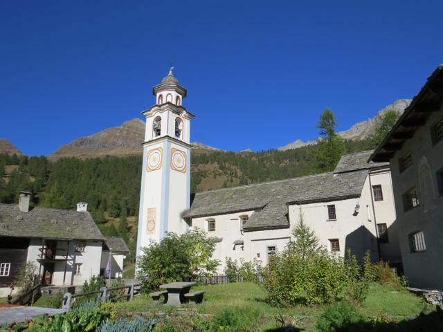 wir laufen durch die malerischen Gassen des Ortes und an der Pfarrkirche mit ihrem schlanken, barockisierten Turm vorbei