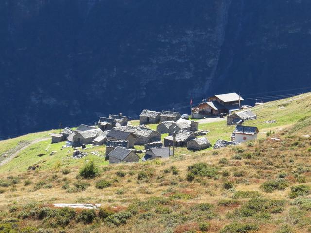 Blick auf die Alpsiedlung Grossalp mit der Capanna ganz rechts