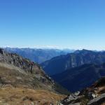 Blick von der Hendar Furggu ins grüne Valle di Bosco Gurin