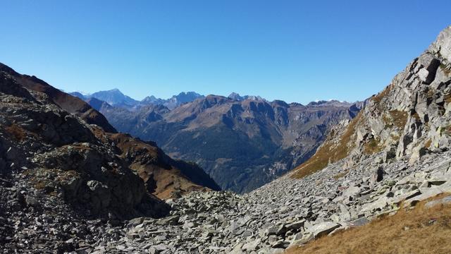 Blick von der Hendar Furggu ins steinige Val Formazza