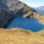 der tiefblaufe Bergsee erinnert sehr stark an einem mit Wasser gefüllten Vulkankrater