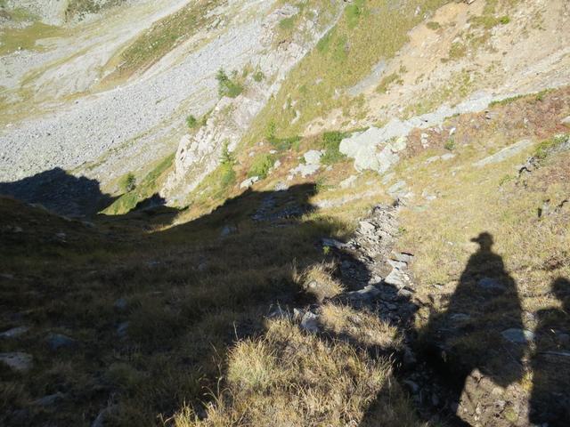 auf der orographisch rechten Seite des See-Ausfluss, geht es nun alles steil an diesem Bergbach abwärts