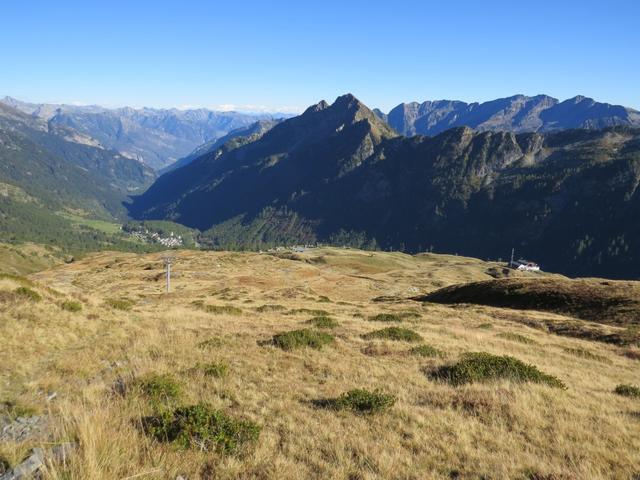 wieder auf Schweizerboden steigen wir über die weiten Alpweiden von Sandige Boda 2134 m.ü.M...