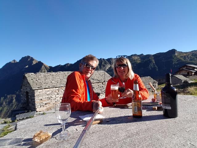 auf der schönen Terrasse geniessen wir ein guter Rotwein...