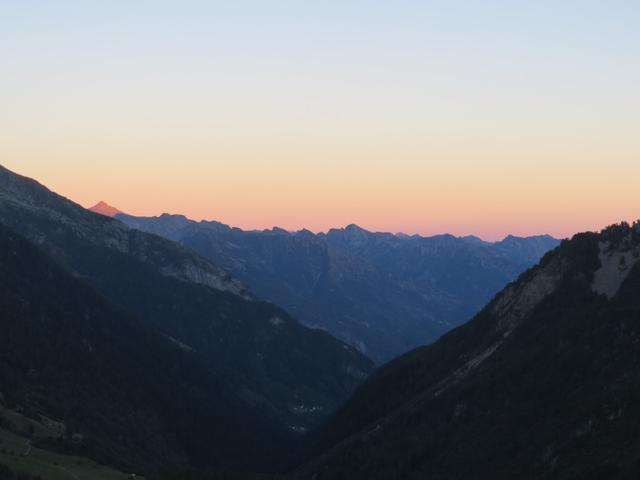 die Sonne geht hinter den Tessiner Berge runter...