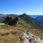 alles am sehr breiten Grat entlang, wandern wir nun zum effektiven Passübergang