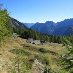 vor uns tauchen die Alpgebäuden von Quadrella di Fuori auf