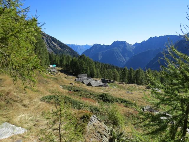 vor uns tauchen die Alpgebäuden von Quadrella di Fuori auf