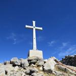 das grosse Kreuz auf dem Gipfel des Pizzo Bombögn 2331 m.ü.M. weist einem sicher den Aufstieg