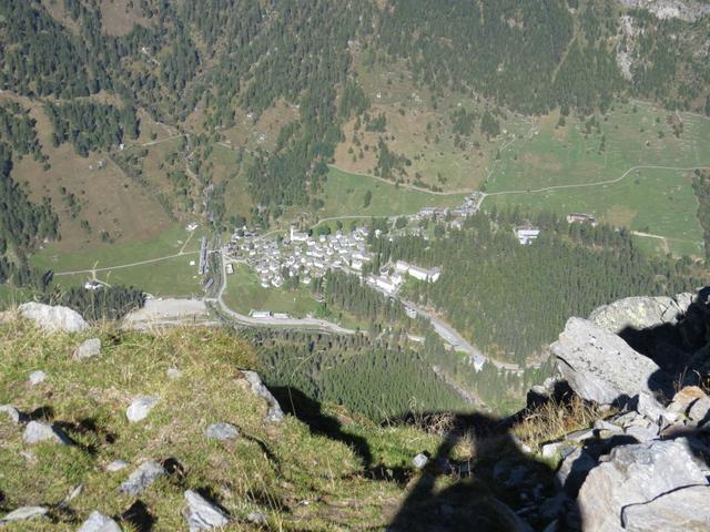 schwindelerregend ist der Tiefblick von 700 Höhenmeter, hinunter nach Bosco/Gurin