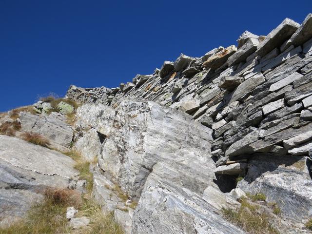 1948 wurde diese Mauer erbaut. Sie sollte die gefrässigen Ziegen am Eindringen in die Waldpflanzungen hindern