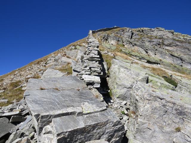 die Mauer zieht sich vom Gipfel, entlang der ungeheuren Plattenflucht, über die jähe Südflanke