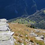 Tiefblick von der Mauer ins Valle di Campo, Campo und Cimalmotto