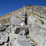 Blick von der Mauer hinauf zum Pizzo Bombögn