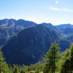 sehr schönes Breitbildfoto mit Blick ins Val di Campo. Rechts der Passo della Cavegna. Morgen geht es dort rüber