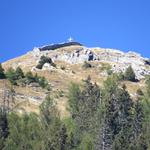 der Pizzo Bombögn mit seiner Mauer herangezoomt