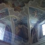 fast die ganze Kirchendecke ist mit Fresken bemalt