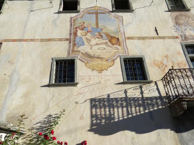 schöne Fresken schmücken die Fassaden der Palazzi