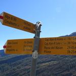 Wegweiser bei der Alpe di Porcaresc 1796 m.ü.M. weiter geht es jetzt zur Capanna Alpe Arena