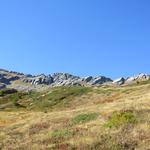 hinter uns der Grat zwischen Pizzo di Porcaresc und Pizzo di Madei, gleichzeitig die Grenze Schweiz-Italien