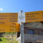 Wegweiser auf der Alpe Arena 1689 m.ü.M. unser nächstes Ziel ist die Capanna Alpe di Salei
