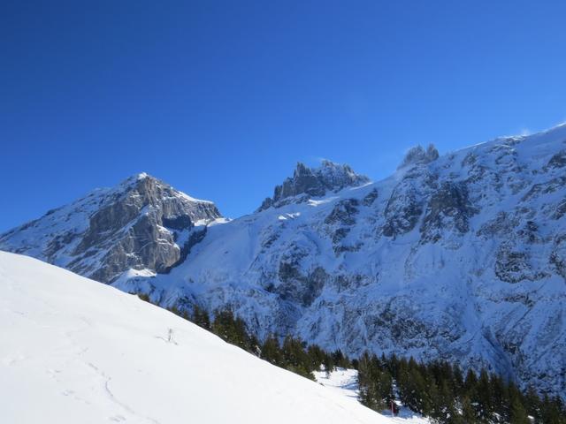 die Aussicht auf die umliegenden Berge ist grossartig