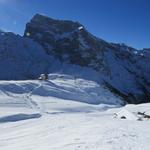 mächtig erhebt sich am Horizont der Titlis. Rechts unten die Alp Siedlung Hinter Fürren