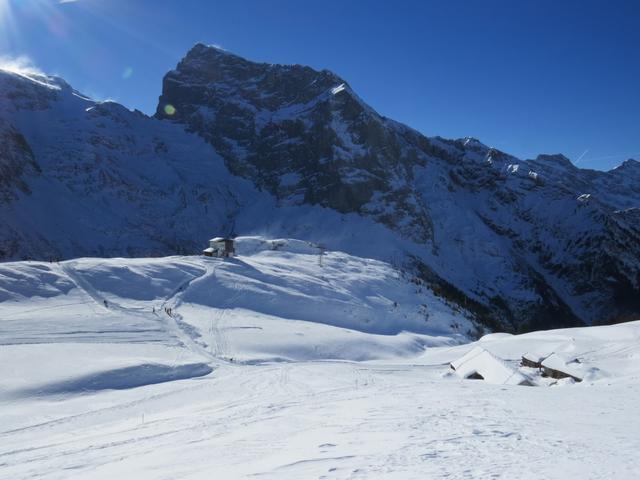 mächtig erhebt sich am Horizont der Titlis. Rechts unten die Alp Siedlung Hinter Fürren