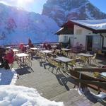 nach einer Kaffeepause auf der sonnigen Terrasse des Bergrestaurant...