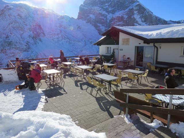 nach einer Kaffeepause auf der sonnigen Terrasse des Bergrestaurant...