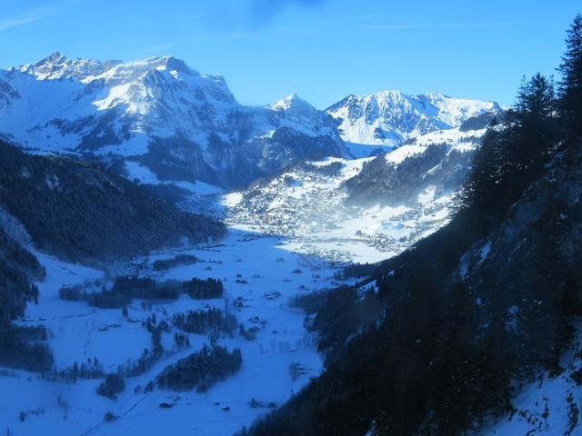 Blick auf das Klosterdorf Engelberg