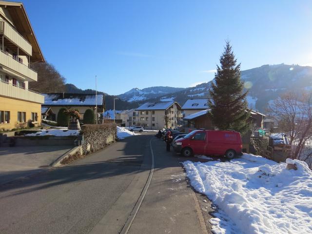 beim Quartier Riedmatt in Sattel 776 m.ü.M. haben wir das Auto parkiert