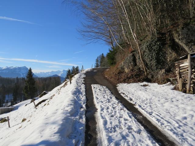 ein kurzes Stück geht es der Strasse entlang