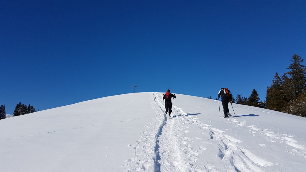 Alessandro und Franco machen ein Wettrennen wer zuerst beim Holzkreuz auf der Langmatt steht