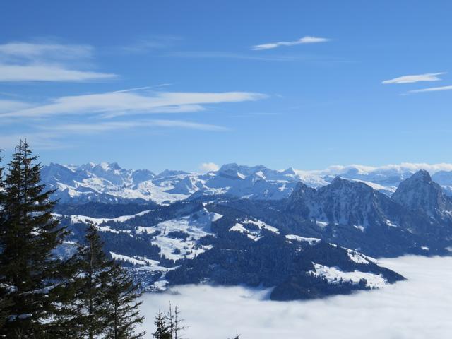 Blick zum Glärnisch, Druesberg, Ortstock und die beiden Mythen