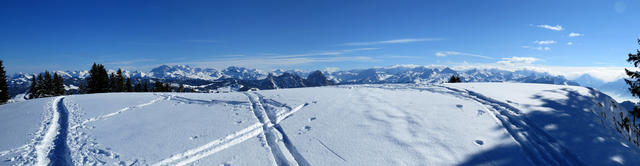 schönes Breitbildfoto aufgenommen beim kleinen Hügel Punkt 1570 m.ü.M.