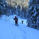 ...und steigen durch Tiefschnee weiter ab
