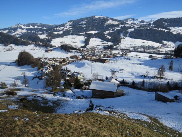 ... und danach über grüne Wiesen, Riedmatt 776 m.ü.M. erreichen