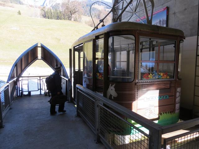 mit der Stockhorn Seilbahn fahren wir von Erlenbach im Simmental hinauf zur Mittelstation Chrindi