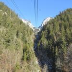 bequem schweben wir mit der Seilbahn hinauf zur Mittelstation Chrindi