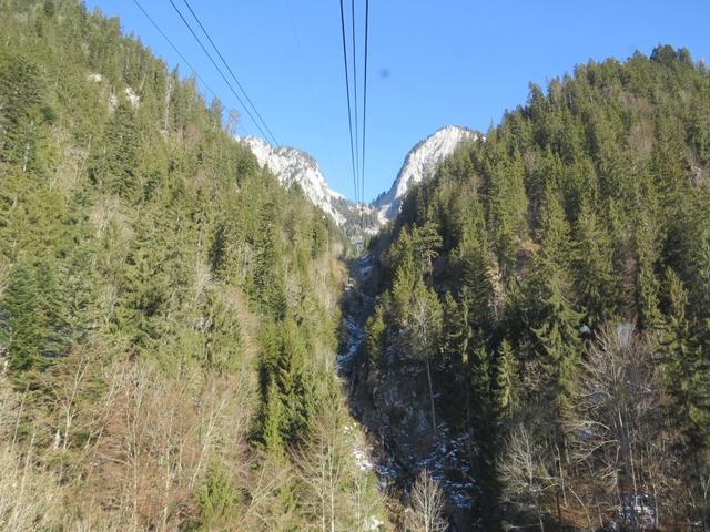 bequem schweben wir mit der Seilbahn hinauf zur Mittelstation Chrindi