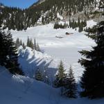 Blick von der Mittelstation Chrindi hinunter zum Hinterstockensee. Hier oben hat der Winter noch alles fest im Griff