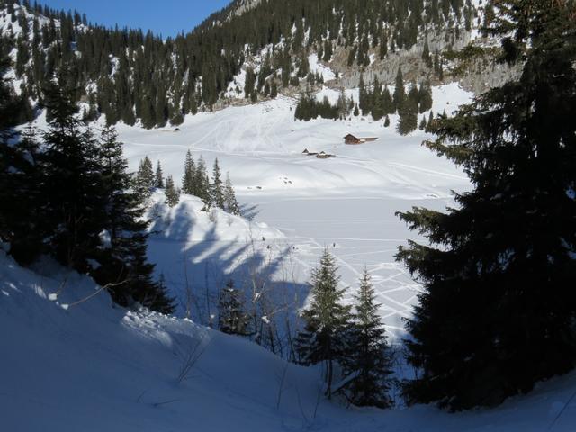 Blick von der Mittelstation Chrindi hinunter zum Hinterstockensee. Hier oben hat der Winter noch alles fest im Griff