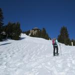 steil geht es weiter aufwärts. Hier hat es sich ausgezahlt früh zu starten. Der Schnee ist weiterhin gut