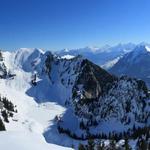 sehr schönes Breitbildfoto mit Stockhorn, Hinterstockensee und Niesenkette