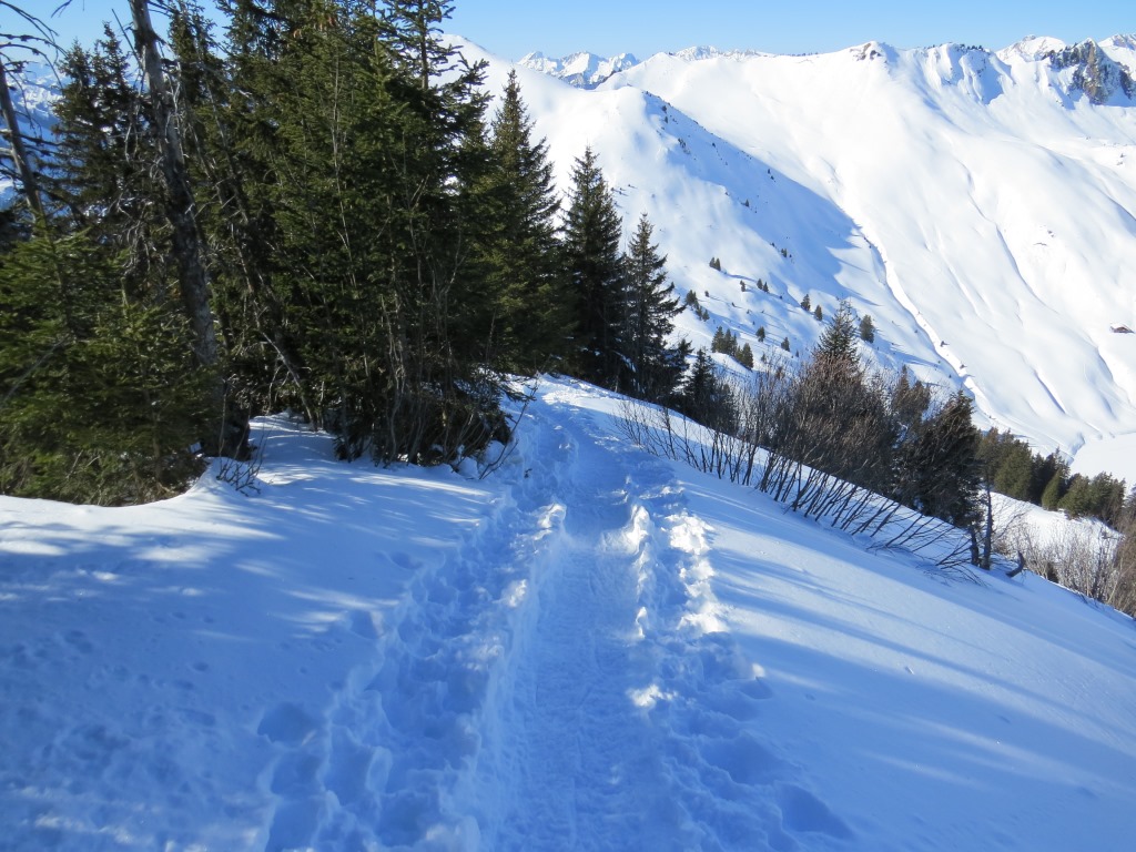 alles am Grat entlang geht es abwärts Richtung Punkt 1799 m.ü.M.