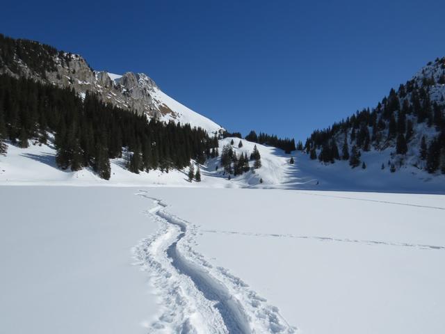 wir durchqueren nun den Oberstockensee. Auf der anderen Seeseite gut ersichtlich den Aufstieg den wir danach vor uns haben