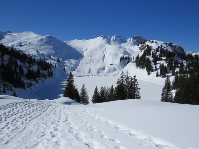 Blick zurück zum idyllisch gelegenen, tief verschneiten Oberstockensee