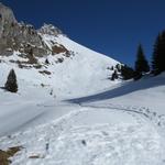 vor uns taucht die Weggabelung bei der Oberstockenalp auf